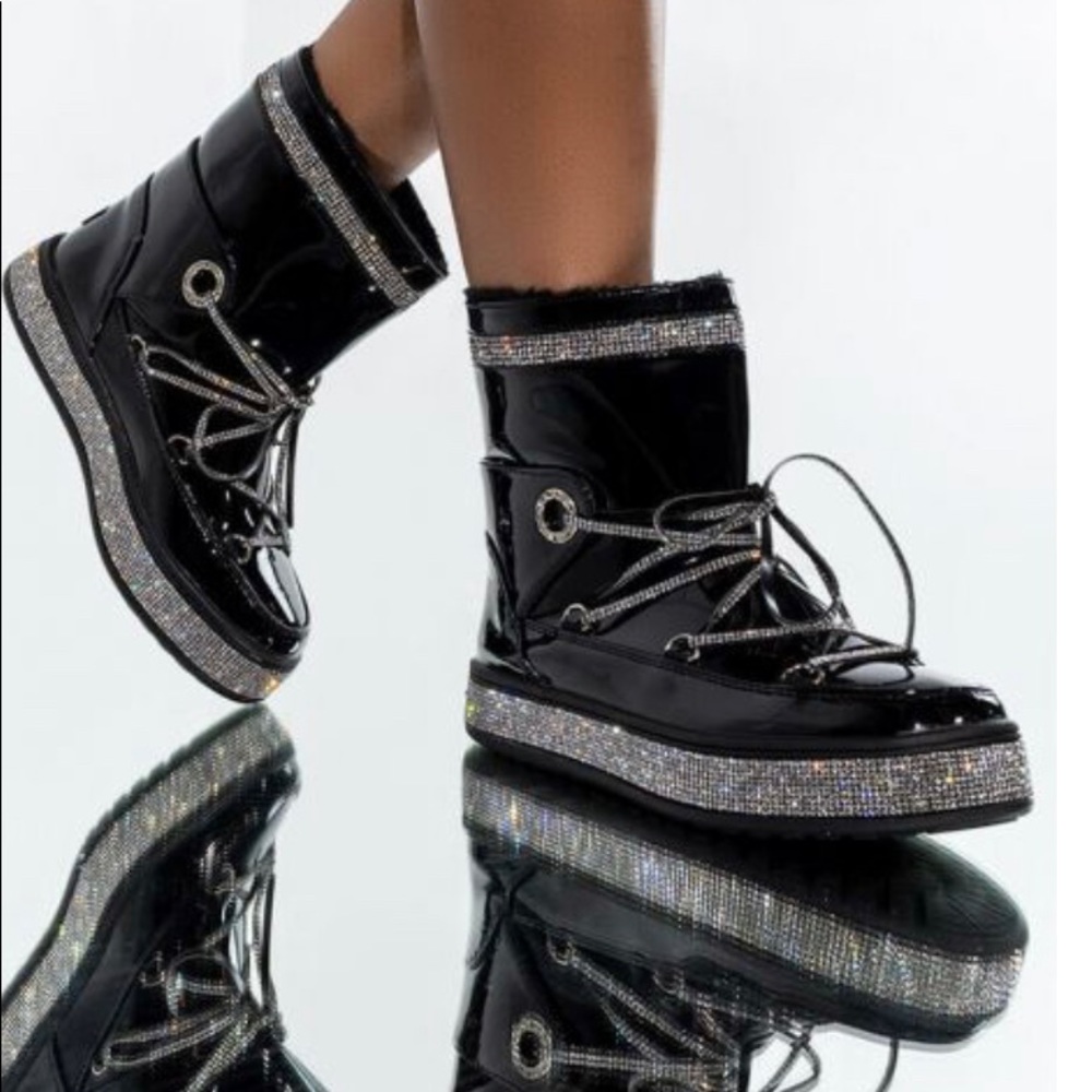 Selling stylish cute boots